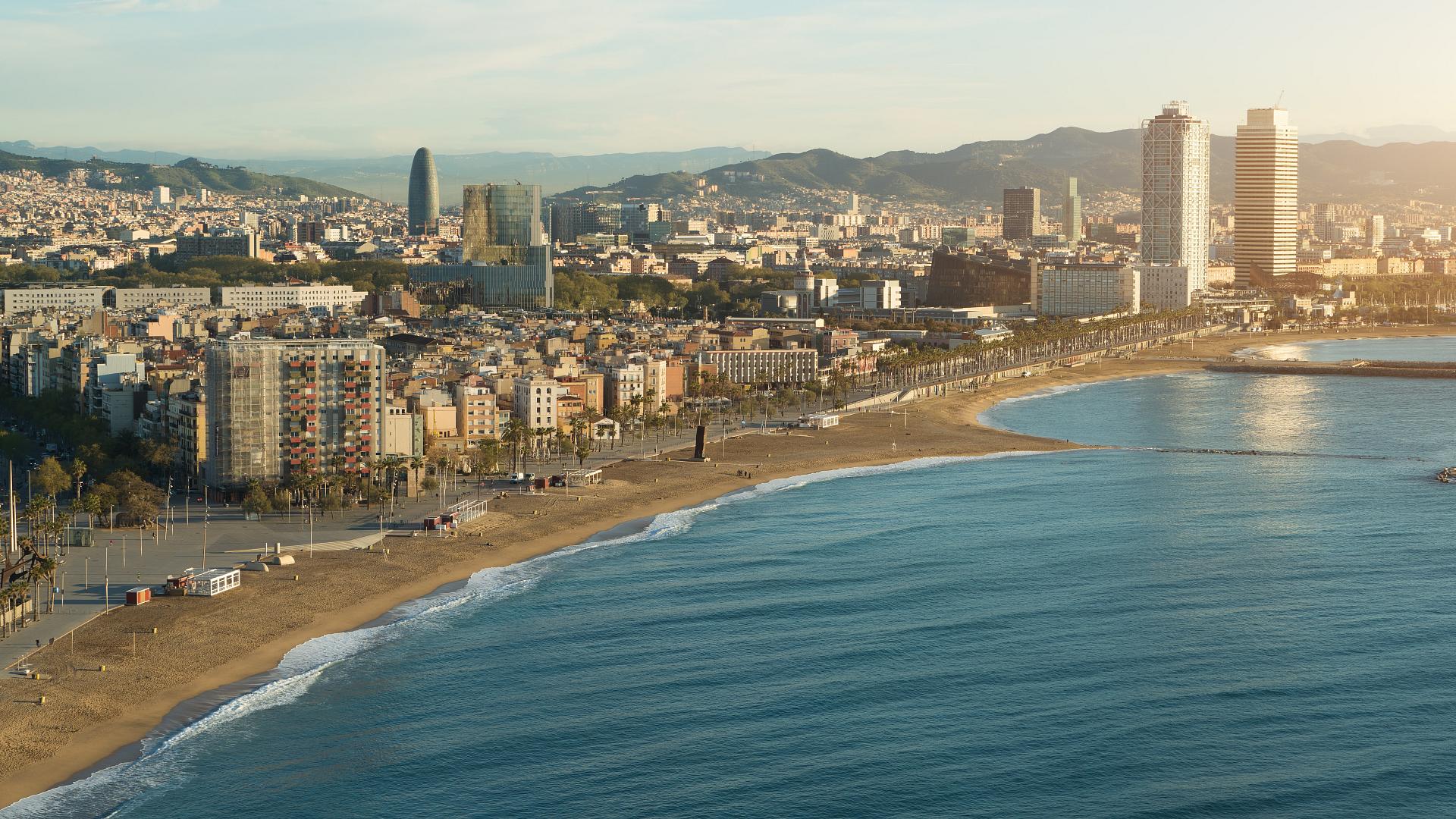 Vive la ciudad desde la orilla del mar