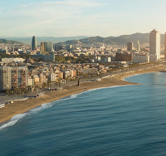 Vive la ciudad desde la orilla del mar